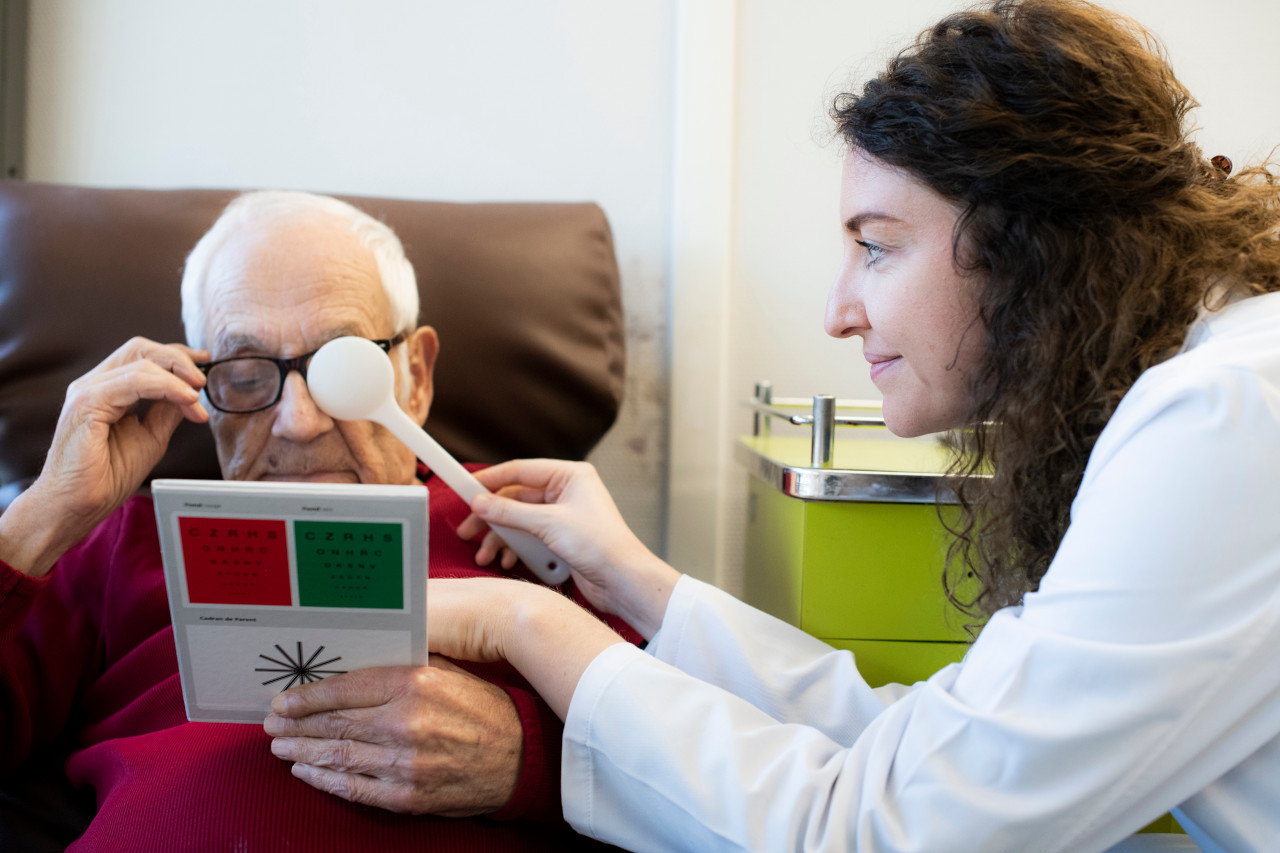 Opticiens, comment prendre en charge la santé visuelle des personnes âgées dépendantes 