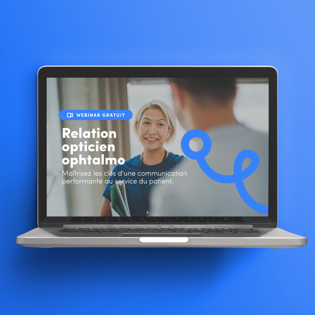 Opticienne à domicile souriante échangeant avec un ophtalmologiste, tenant un compte rendu et des dossiers lors d'une consultation professionnelle