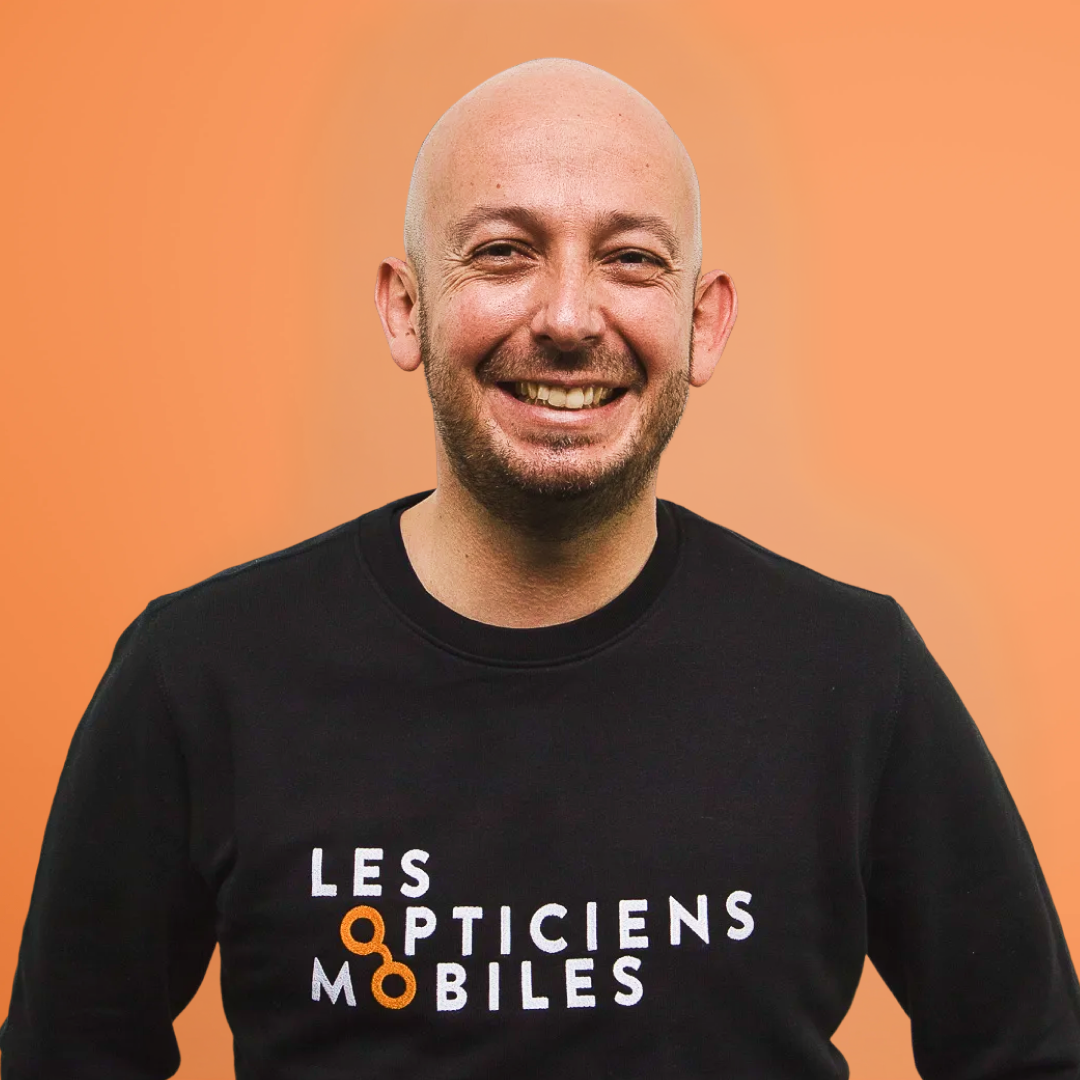 Portrait de François Courbin, Responsable régional Sud-Ouest du réseau de franchise Les Opticiens Mobiles, qui accompagne les opticiens sur leur développement d'activité sur le terrain