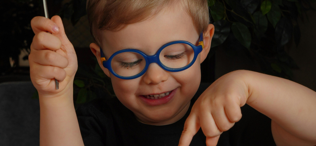 Opticien à domicile réalisant un bilan visuel auprès d'un enfant avec trouble du spectre autistique dans son environnement familier
