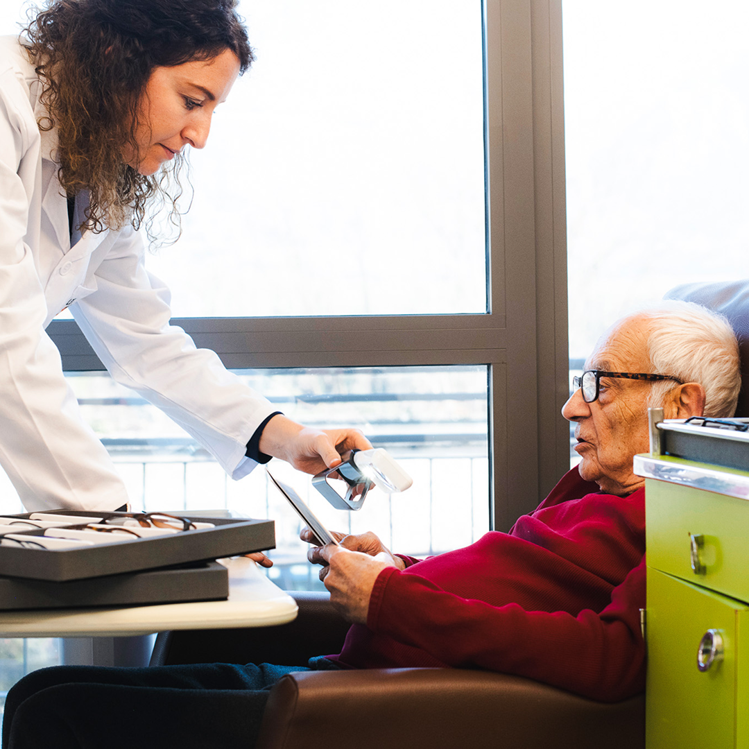 Reconversion opticien : 7 raisons de choisir l&rsquo;optique à domicile 