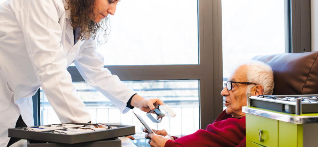 Opticien à domicile réalisant un bilan de la vue auprès d'une personne âgée en EHPAD